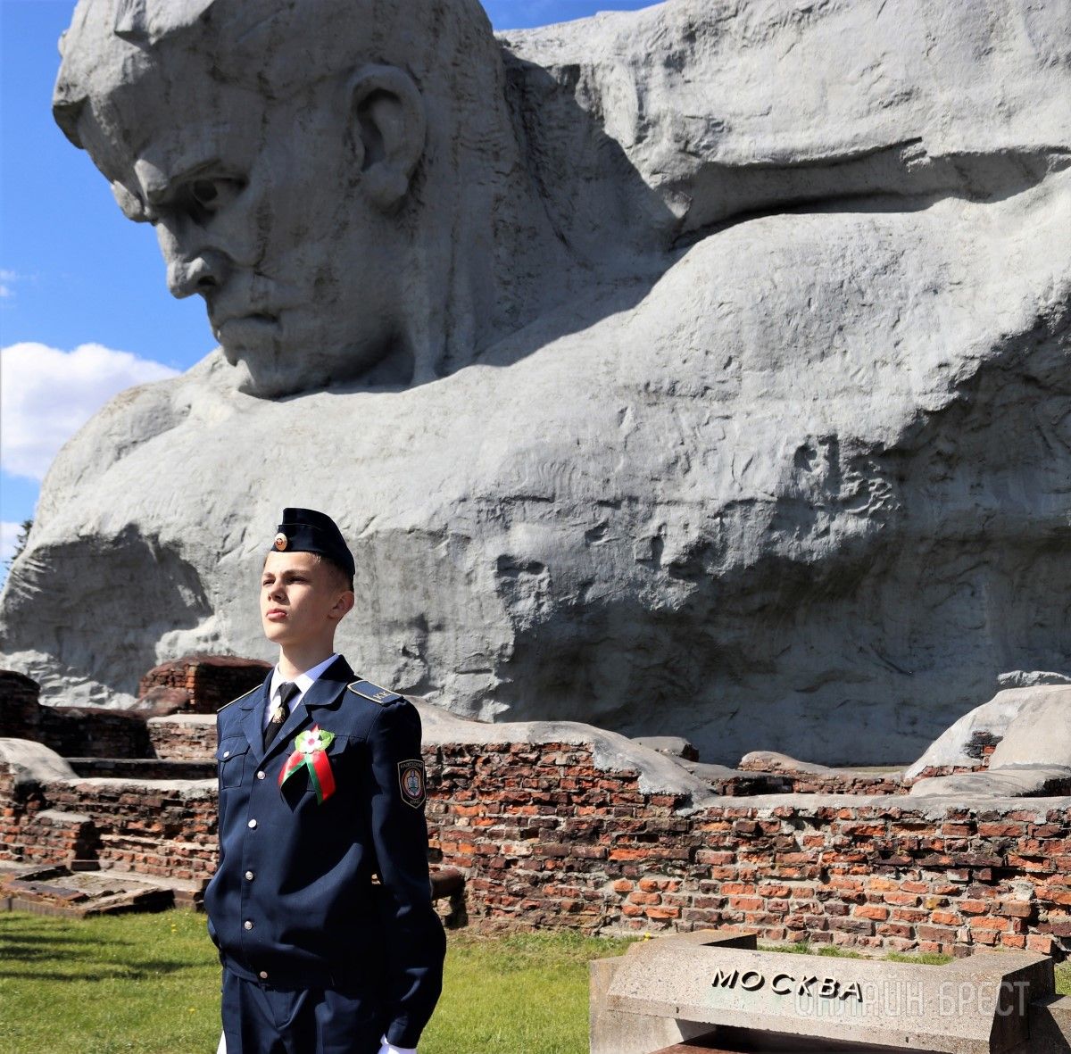 Читатель: Возложение венков к пилонам городов-героев в Брестской крепости