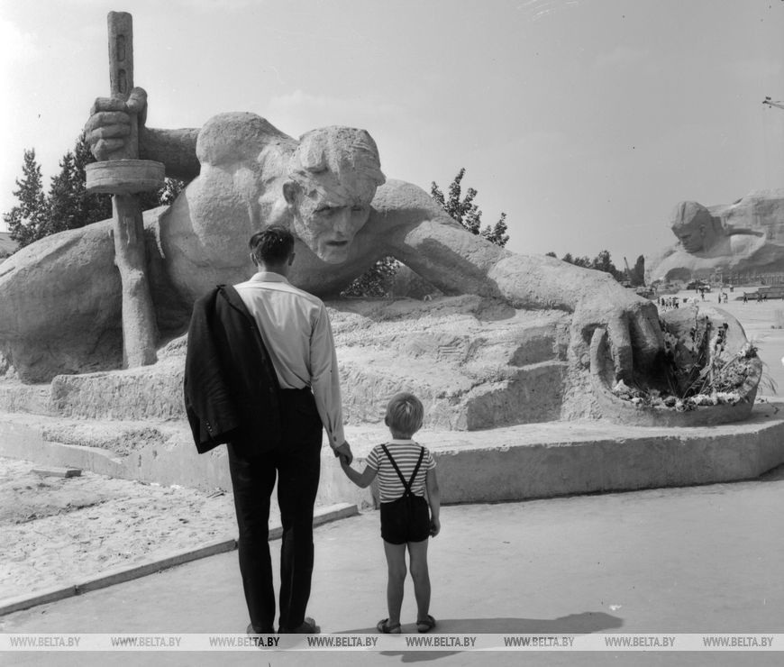 Брестская крепость - герой. Скульптура «Жажда», сентябрь 1971 года