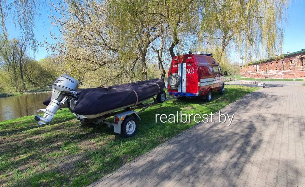 Красят танки и достают из воды деревья в Брестской крепости
