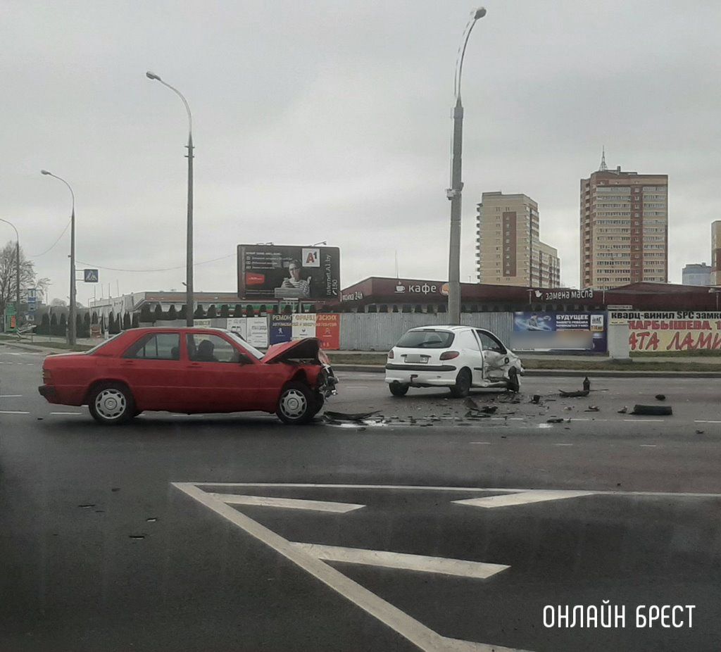 В Бресте на Варшавке возле Еврика серьёзно столкнулись автомобили