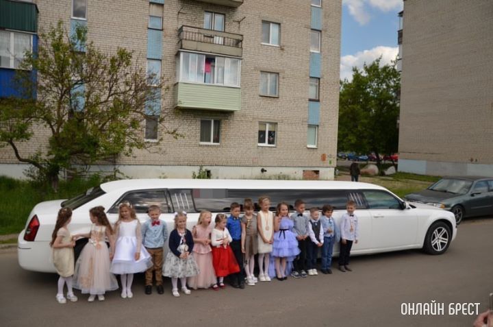 Выпускной в детском саду в Бресте. Детям заказали лимузин. Посмотрите на их реакцию :)