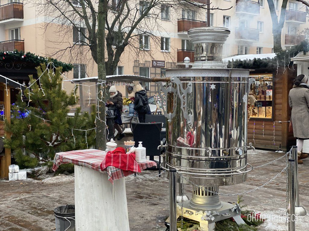 Читатель: Новогодняя улица Гоголя в Бресте. Фото сделаны вчера