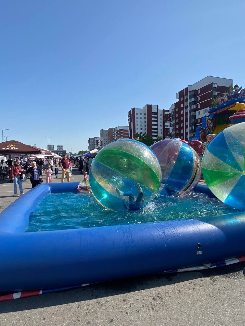 Небольшой фоторепортаж. Сегодня у торгового центра «Экватор» в Бресте