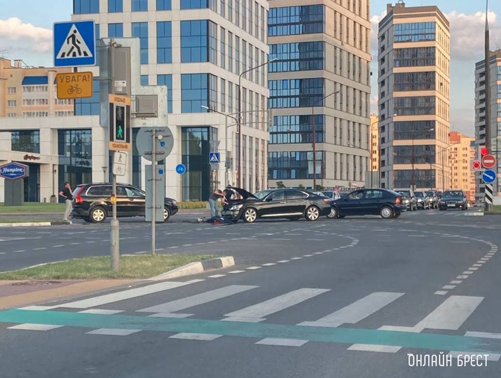 В Бресте на Варшавском шоссе столкнулись автомобили
