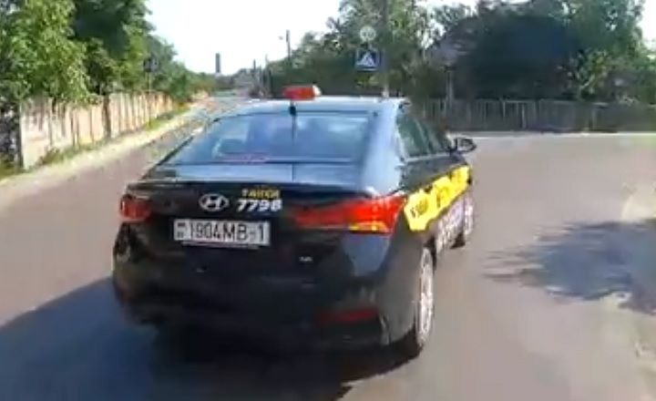 Как вам такое вождение от водителя такси?