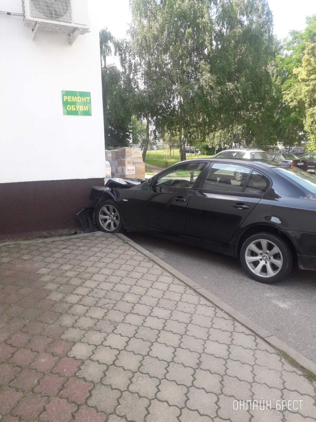 Очевидец: Сегодня в Пружанах автомобиль BMW врезался в угол здания