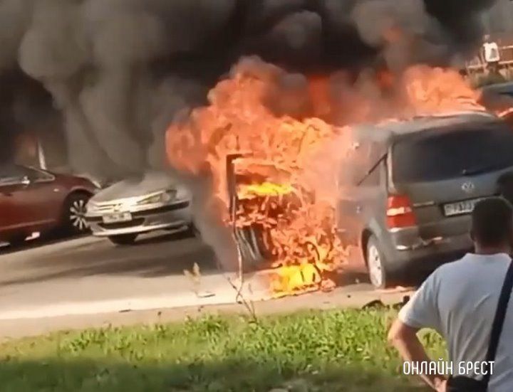 Читатель: Словно кадры из фильма. Видео, как пару дней назад в Бресте на Грибоедова горел автомобиль