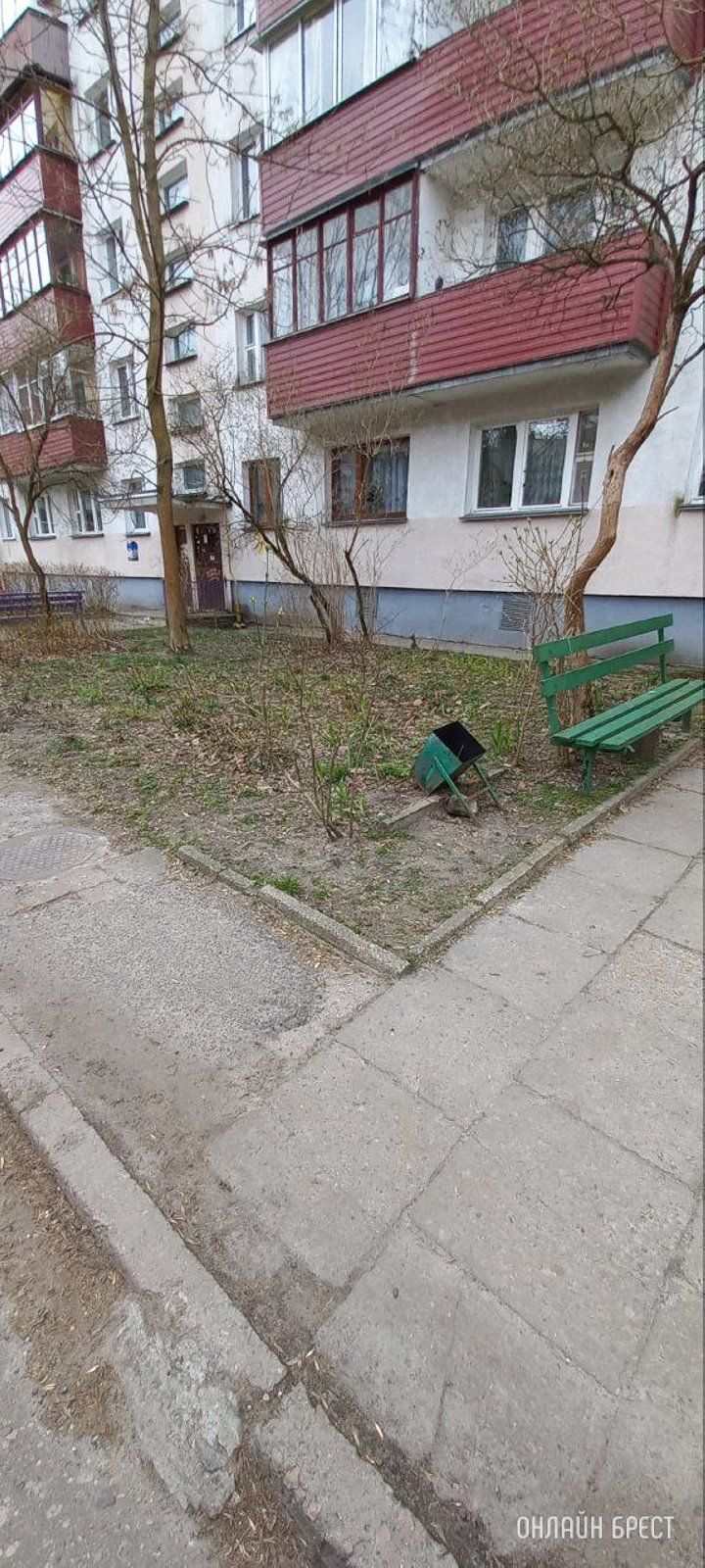 Читатель: Этот двор нуждается в ремонте дорог. Брест, ул. Кривошеино 9/1