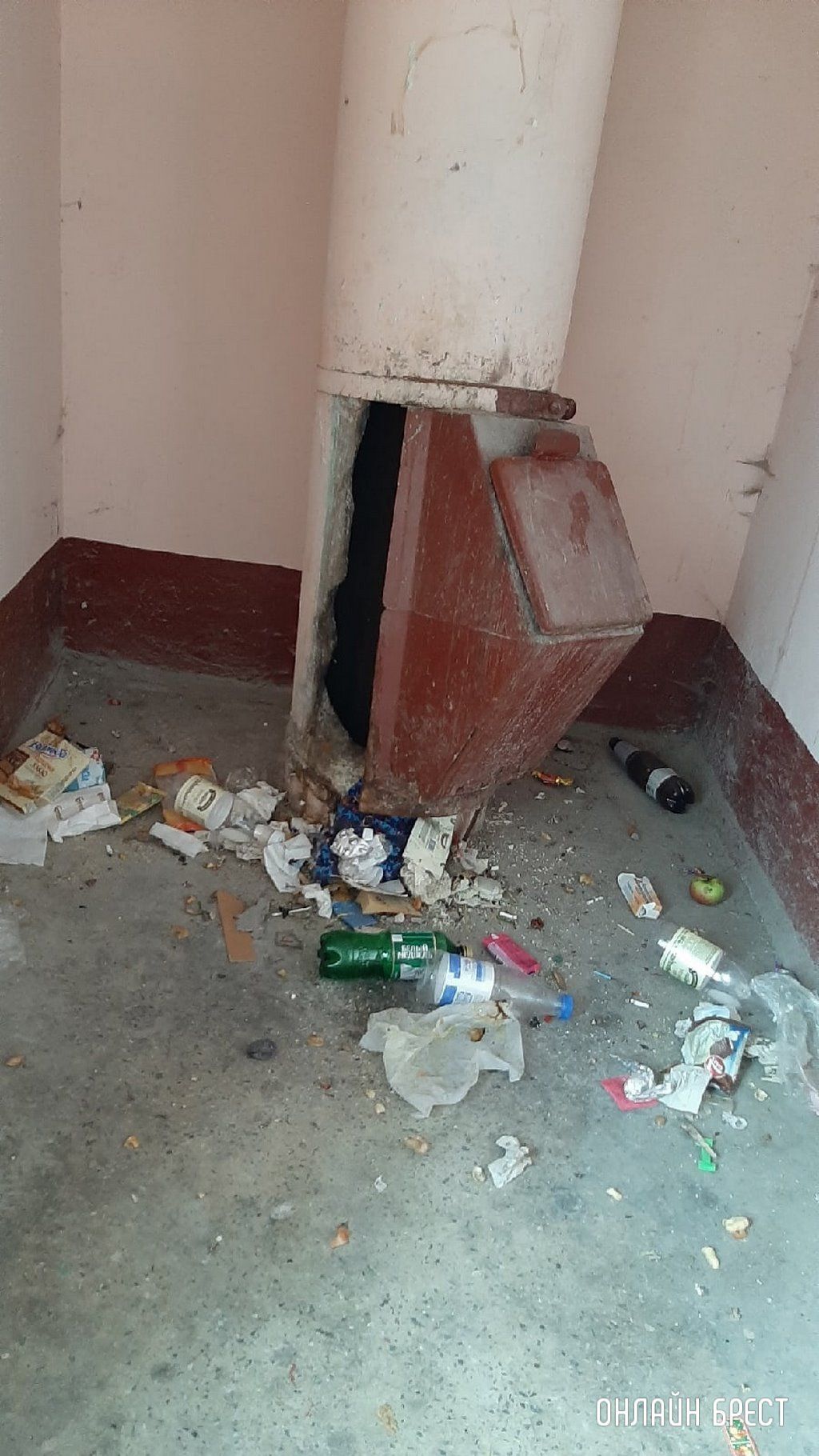 Читатель: Долгое время мусоропровод находится в таком состоянии. Брест, ул. Гаврилова д. 23, 1 подъезд, 3,5 этаж