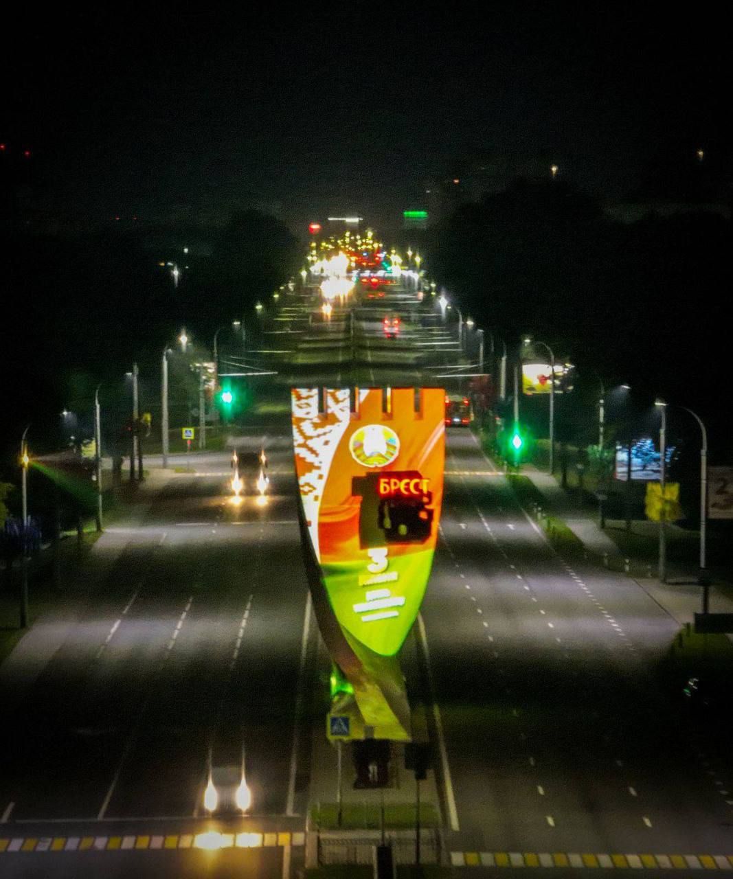 В канун Дня Независимости в вечернее и ночное время новыми красками подсветки преобразилась стела на въезд в Брест