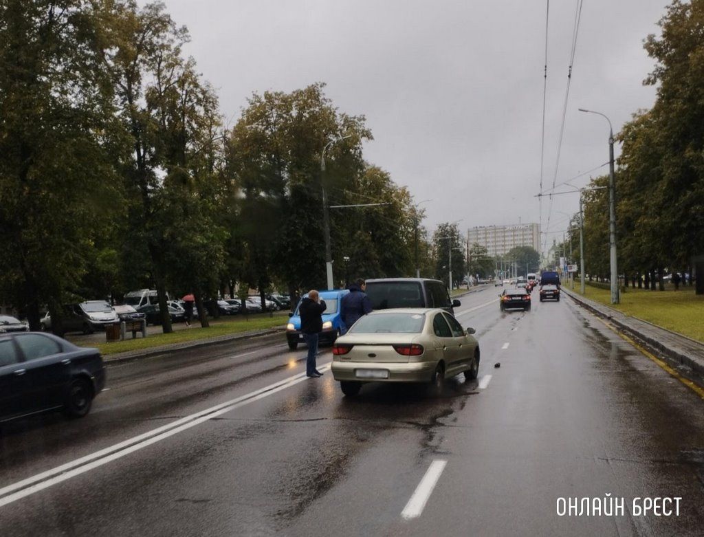 Сегодня в Бресте произошло несколько ДТП. Публикуем фото и видео с места происшествий
