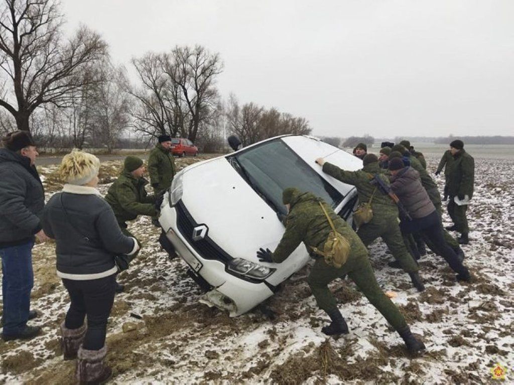 Военнослужащие 115-го зенитного ракетного полка оказали помощь женщине, пострадавшей в дорожно-транспортном происшествии