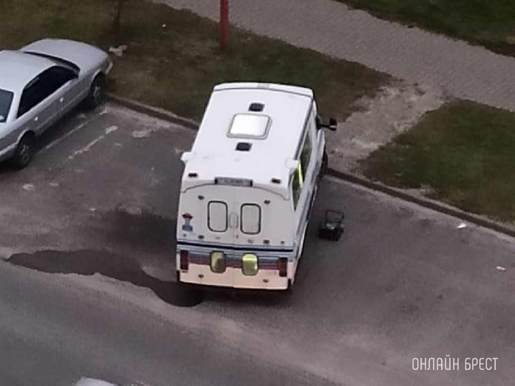 Читатель: Интересная машина. Путешественники из Европы в Брест приехали