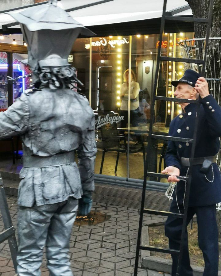 Два фонарщика встретились на Советской в Бресте :)