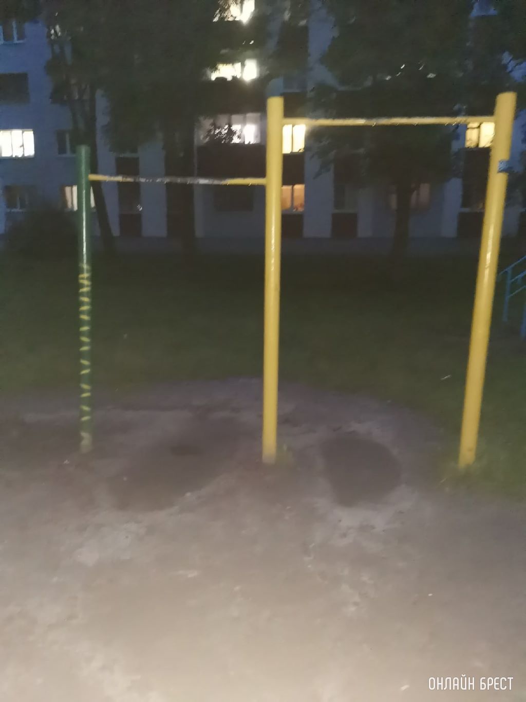 В Бресте на Янки Купалы неизвестные обмазали турник мазутой. Подскажите, что делать в данной ситуации? Такое происходит не впервые