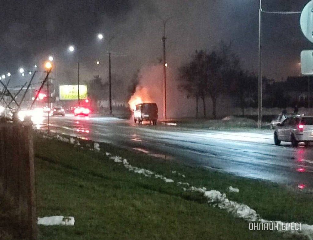 Очевидец: В Бресте на Гродненской загорелась машина