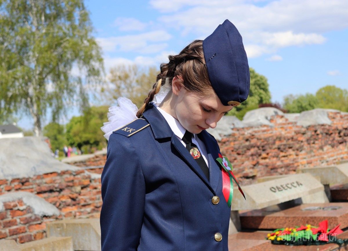Читатель: Возложение венков к пилонам городов-героев в Брестской крепости