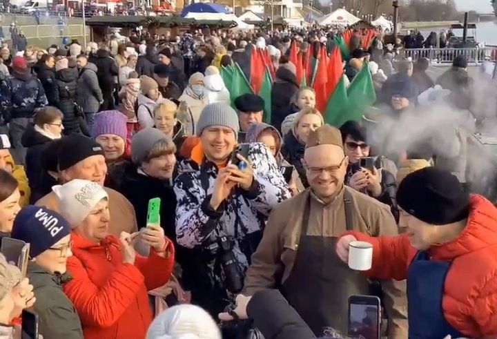 50 литров ухи от Солодухи. В Бресте артист накормил горожан