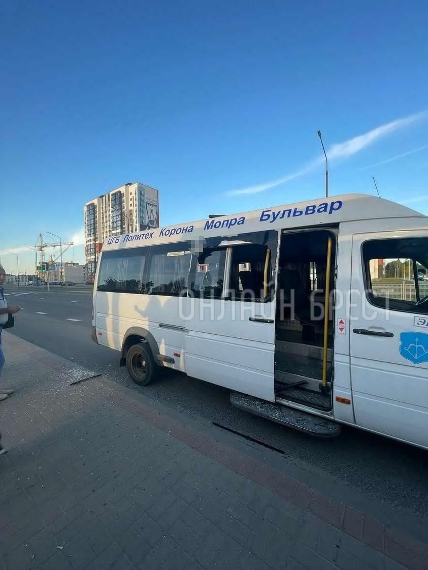 Читатель: В Бресте разбили стекло в маршрутке. Случай произошёл вчера