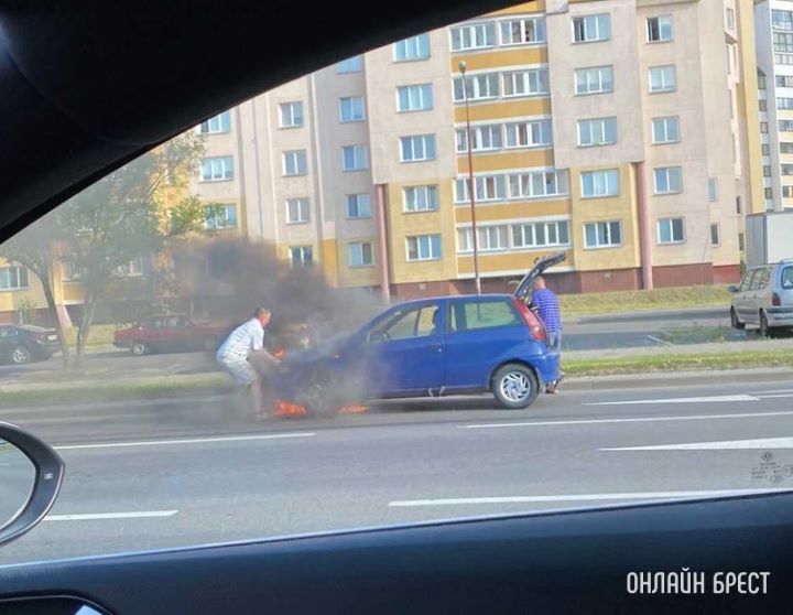 Сегодня утром в Бресте на Московской горел автомобиль