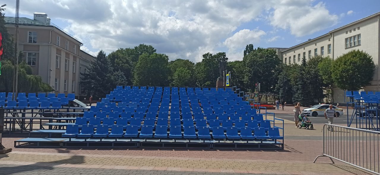 Специалисты КУП «Брестское ДЭП» монтируют сценический комплекс на площади Ленина