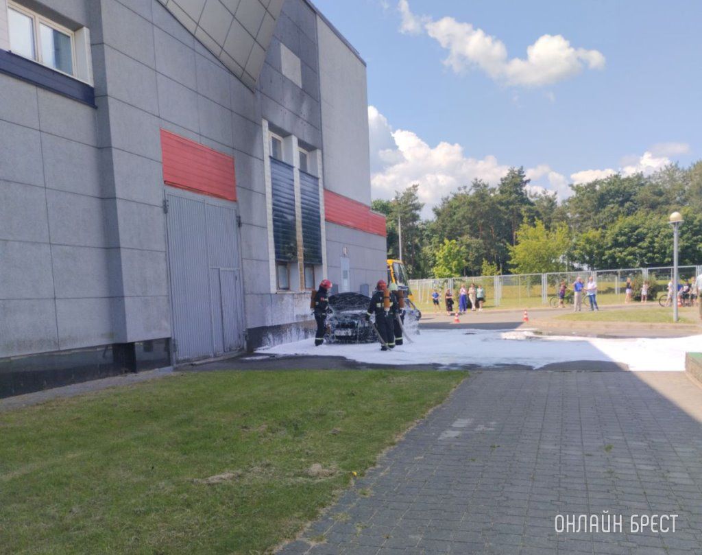 Очевидец: В Пружанах горел автомобиль