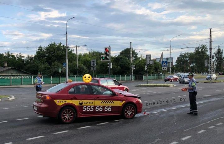 Вчера в Бресте на Московской автомобиль такси попал в ДТП
