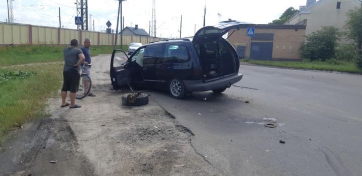 У автомобиля на ходу вырвало левую стойку. Авто занесло на встречку, что привело к боковому столкновению со встречным автомобилем