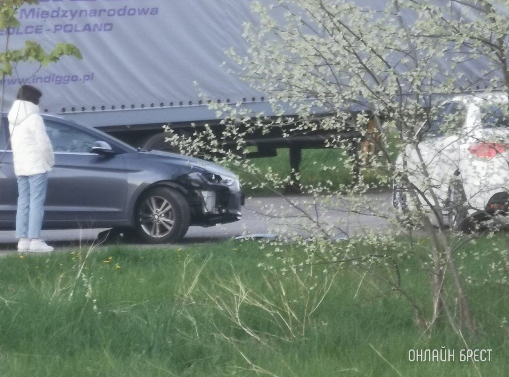 Читатель: Вчера вечером в Бресте возле Кирпичных озёр произошло ДТП. Автомобиль серого цвета въехал в автомобиль белого цвета