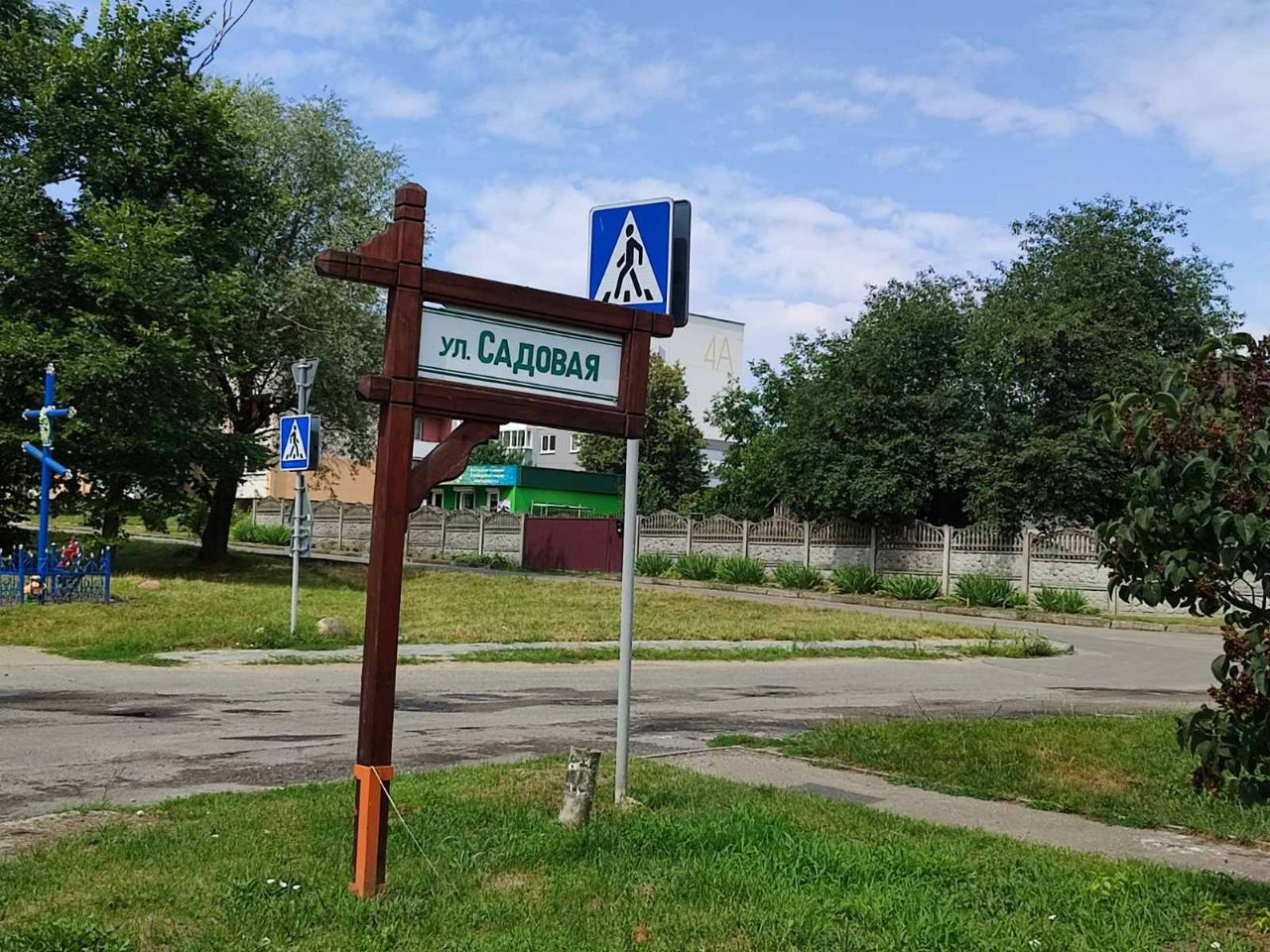 Посмотрите, какие указательные знаки с названиями улиц установлены в агрогородке Вистычи