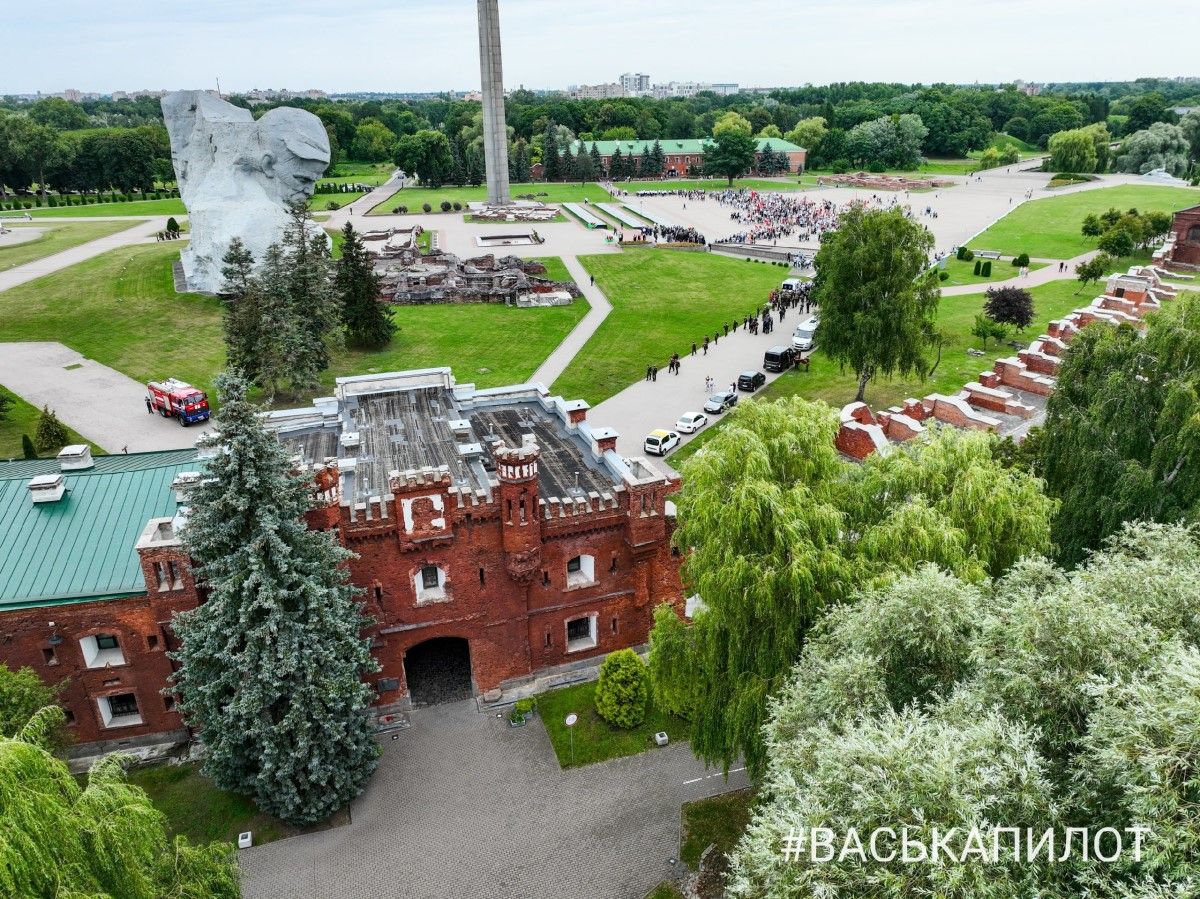В Брестской крепости возложили цветы к Вечному огню