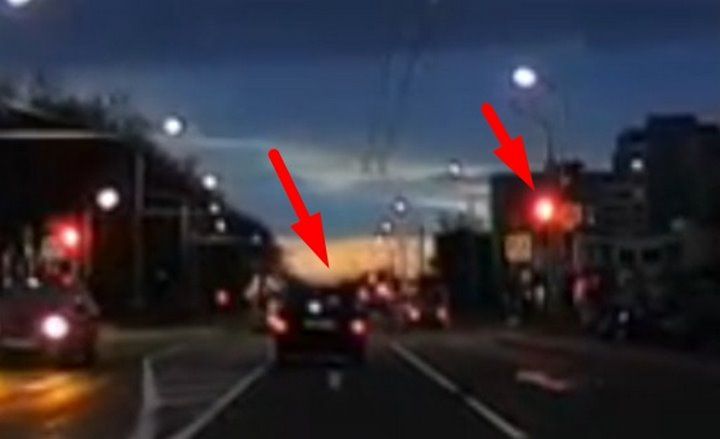 Читатель: В Бресте водитель авто проехал два раза на красный, первый проезд заснял видеорегистратор