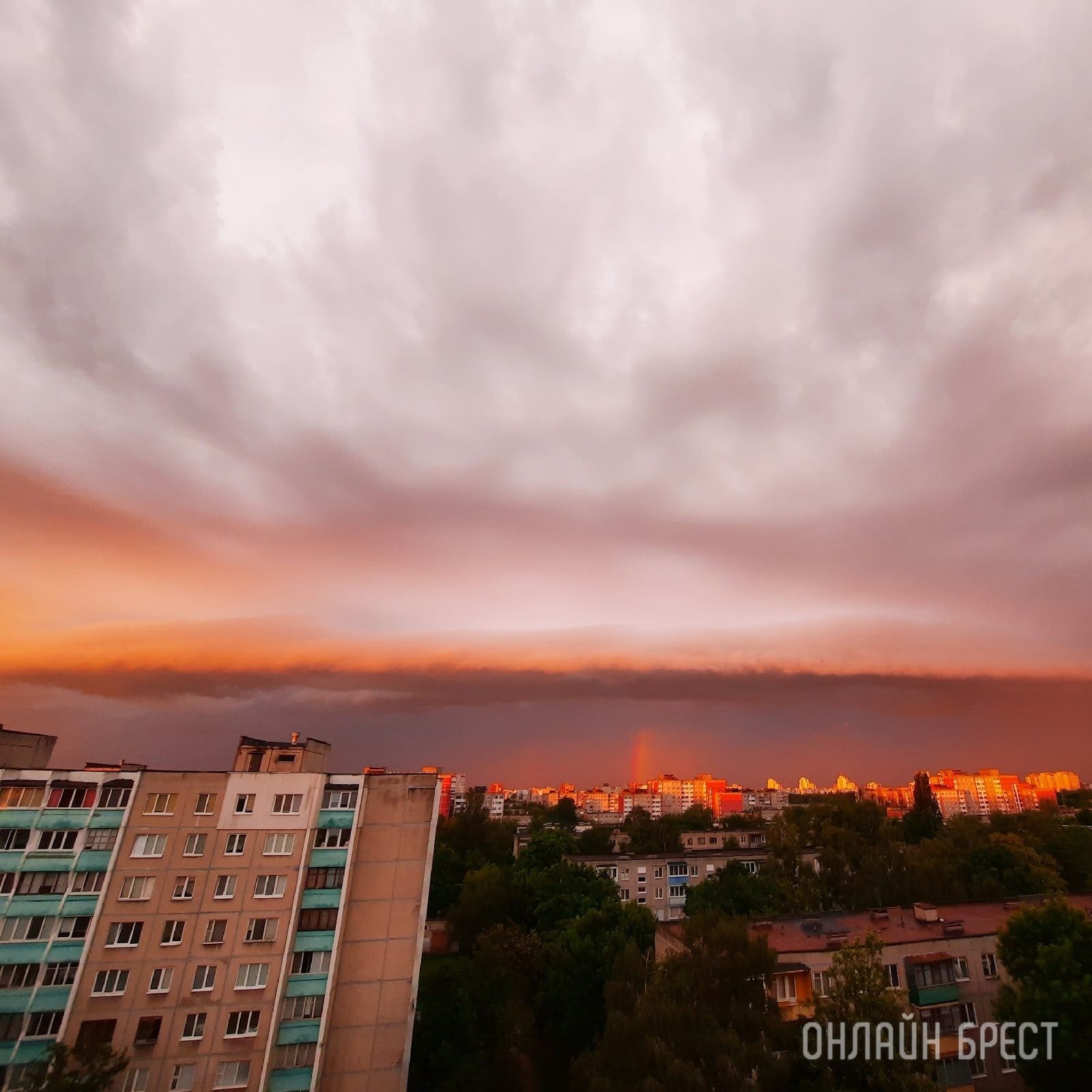 Вчерашнее небо над Брестом. Фотографии прислали читатели