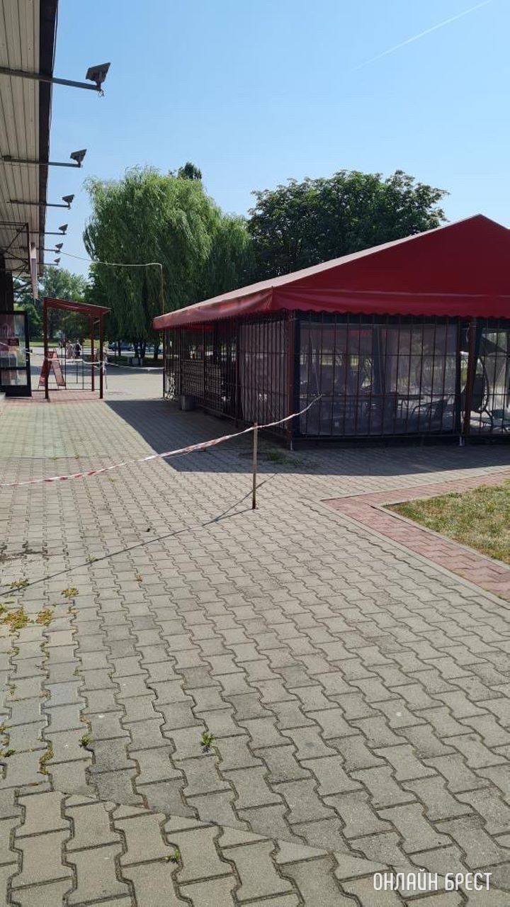 Брест, ул. Московская, ост. Завод. Перекрыли проход по тротуару. Люди ходят по газону