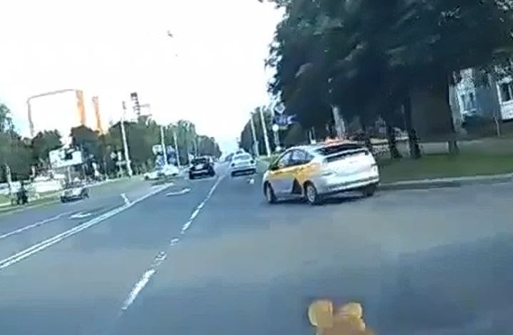 Брест, Партизанский проспект. Водитель такси, нужно смотреть по сторонам!