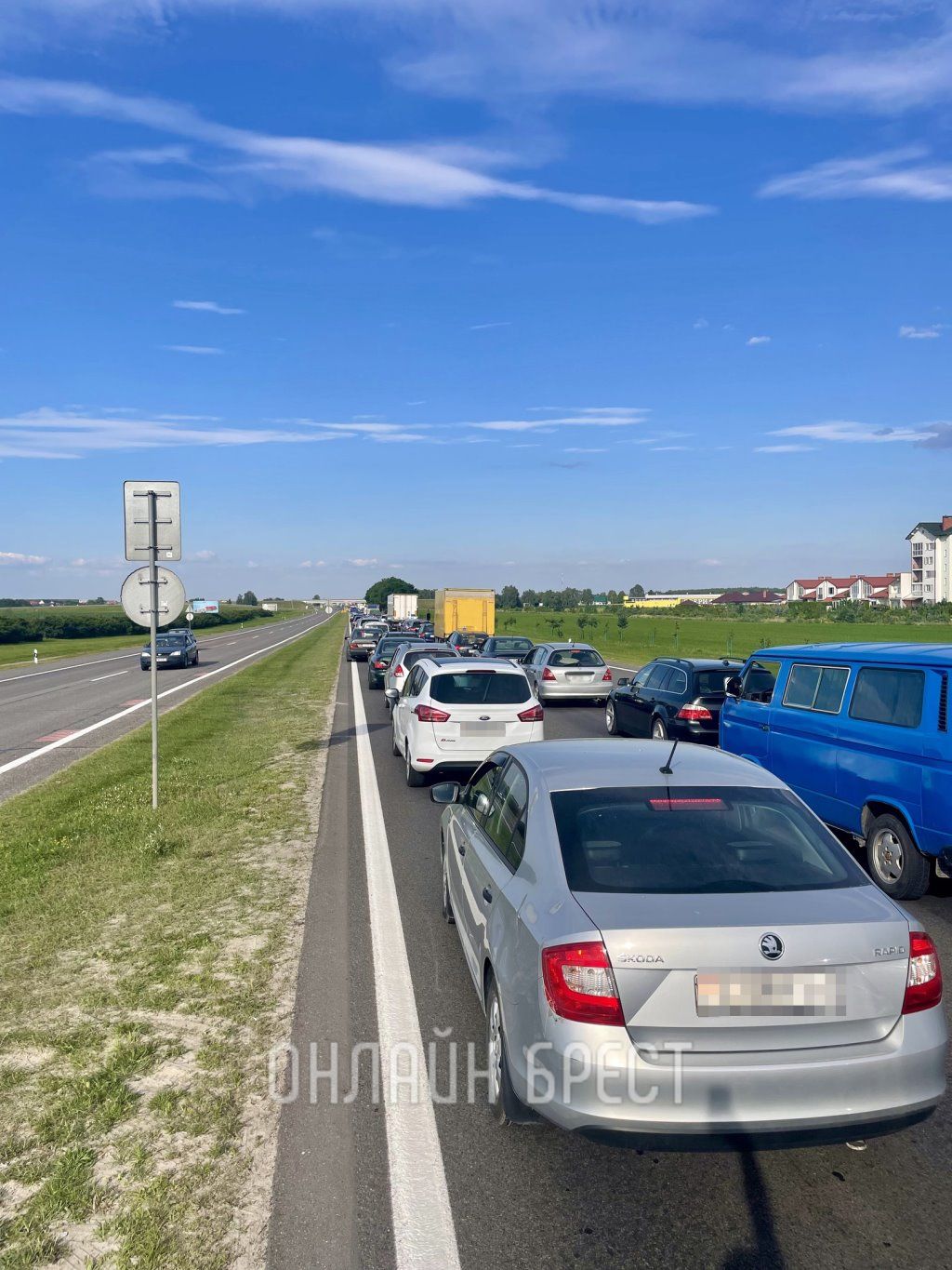 На выезде из Бреста в сторону Кобрина очень большая пробка. Фотофакт