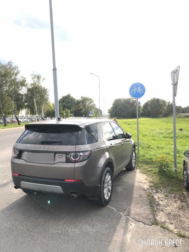 Вот так водители оставляют автомбили на велодорожке. Брест, Катин Бор, возле Санты