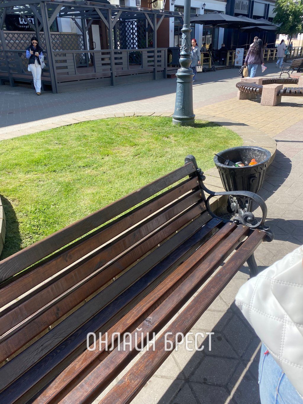 Читательница: Столкнулись сегодня с такой ситуацией. Гуляли в Бресте по ул. Советской. Решила присесть на скамейку и ...