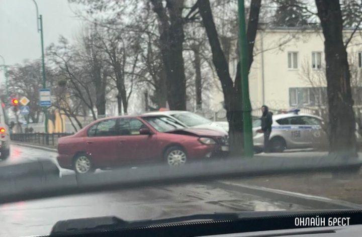 Читатель: Вчера в Бресте на Жукова автомобиль врезался в дерево.