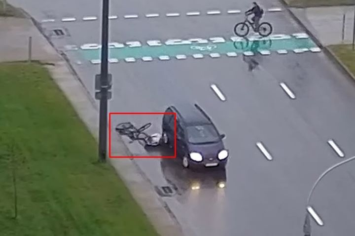 Жестко видео. В Бресте водитель сбил и переехал велосипедиста