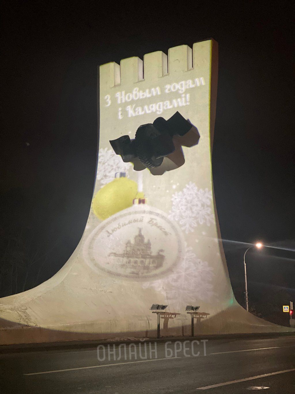 Читатель: Стела на въезд в Брест. Фото сделаны несколько дней назад