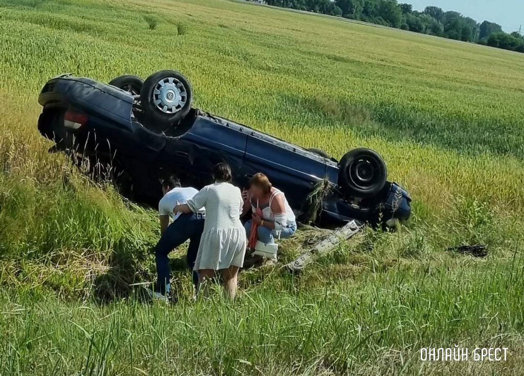 Очевидец: Сегодня возле Кобрина перевернулся автомобиль