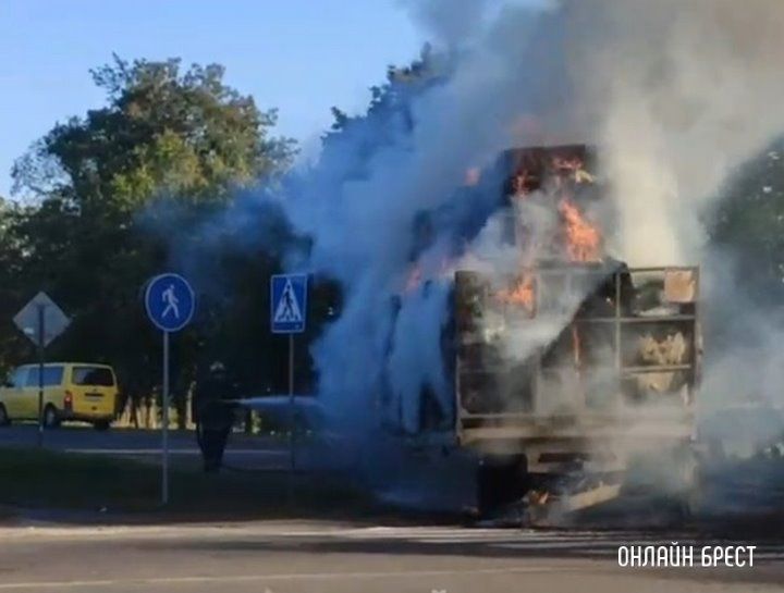 Читатель: Видео, как сегодня под Брестом (агрогородок Мухавец) в прицепе трактора горела солома