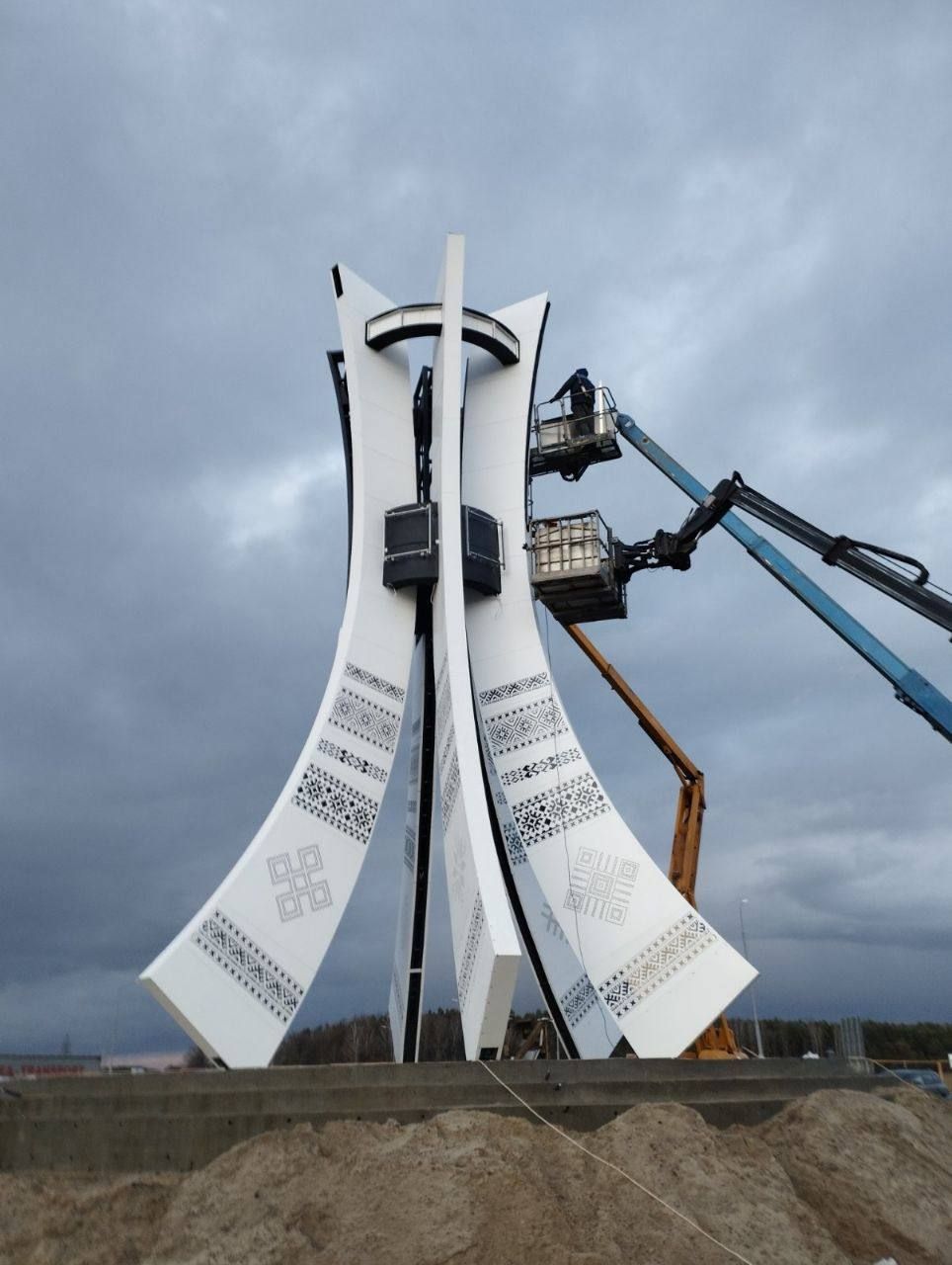 Посмотрите, как сейчас выглядит стела на Каменецком кольце