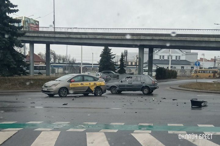 Очевидец: В Бресте такси попало в ДТП
