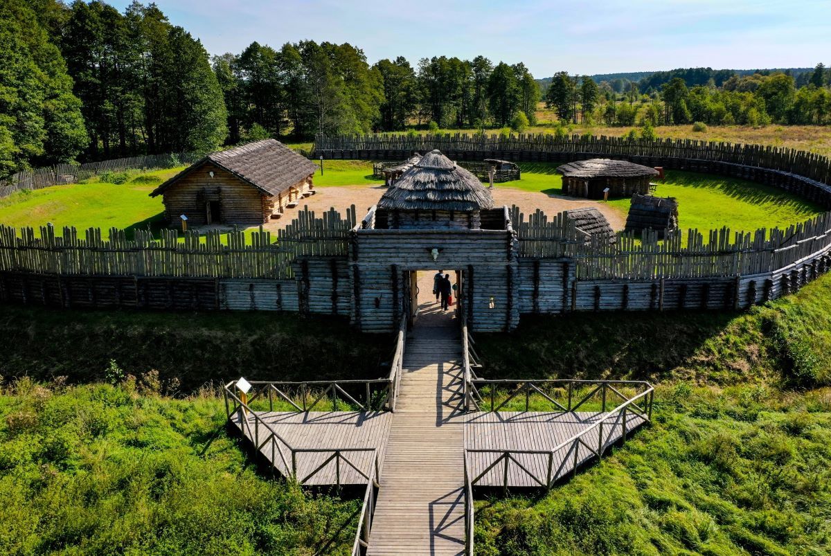 Посмотрите, как выглядит с высоты археологический музей под открытым небом в Беловежской пуще