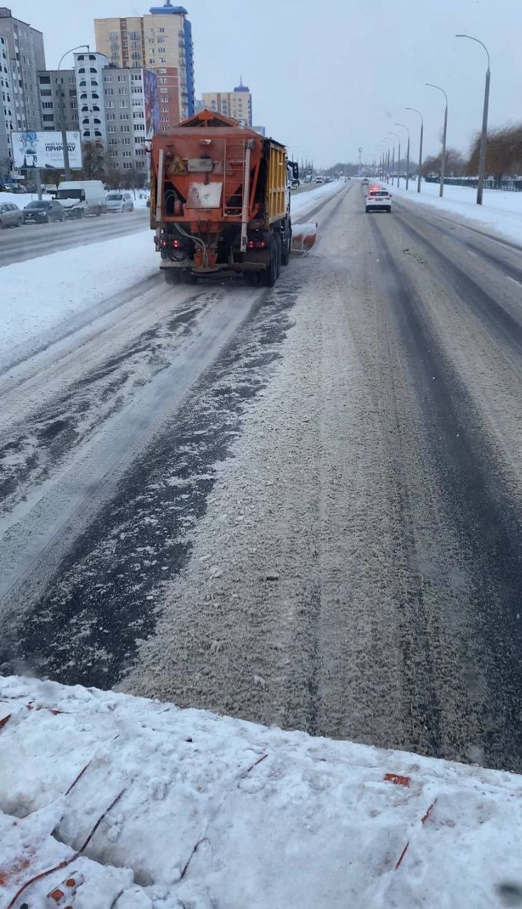 Заснеженный Брест из кабины снегоуборочной машины