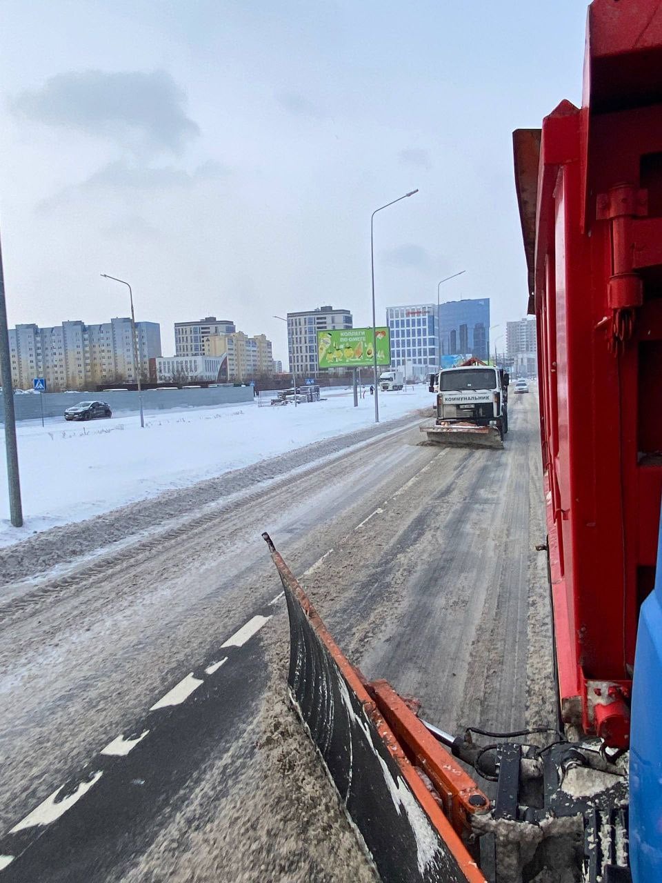 Заснеженный Брест из кабины снегоуборочной машины