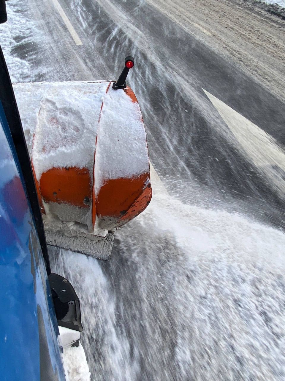 Заснеженный Брест из кабины снегоуборочной машины