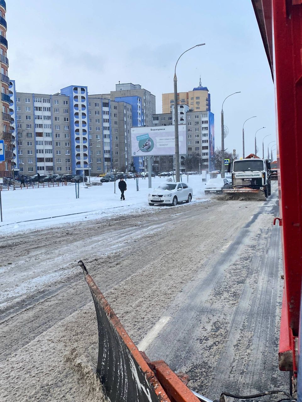 Заснеженный Брест из кабины снегоуборочной машины